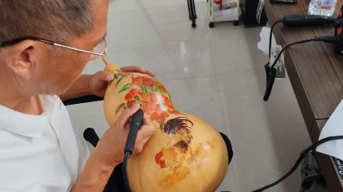 青春腳步踏玉皇，非遺烙畫韻悠長(zhǎng)