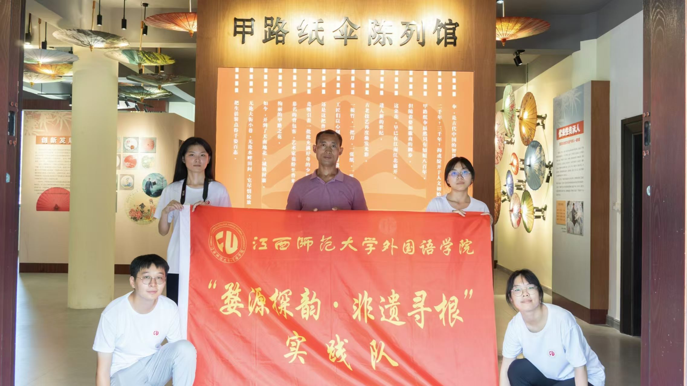 實踐隊成員和戴師傅在研學館門口的合照