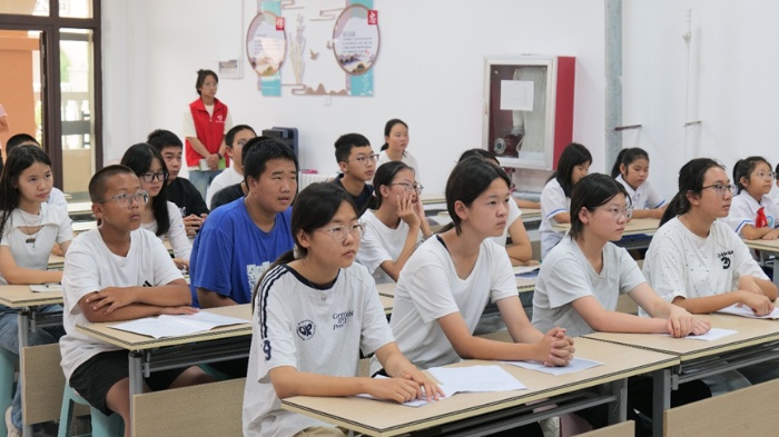 胡楊學子實踐行：“‘艾’不沉默，禁毒有聲”教育宣講調研團前往可克達拉市錦安社區開