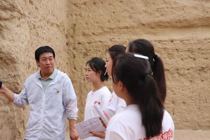 實(shí)踐團(tuán)參觀學(xué)習(xí)交河故城官署遺址