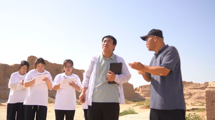 實(shí)踐團(tuán)在高昌故城小佛寺遺址調(diào)研