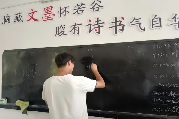 暑期社會實踐：武昌理工學院“青春筑夢”通城志愿服務隊在治全村開展?jié)h字特色課程