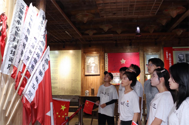 景德鎮陶瓷大學“瓷心·鄉跡”暑期社會實踐隊赴前程村開展暑期社會實踐——瓷片在紅色古村的一段旅程
