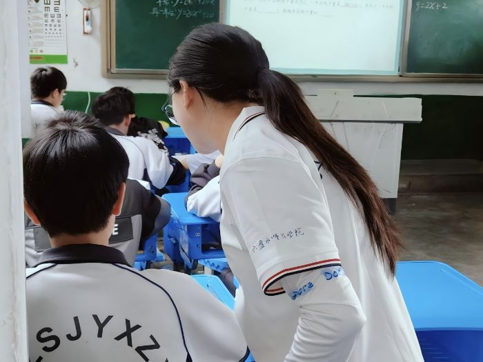 六盤水師范學院-深圳大學學子共赴舊營，以教育點亮希望