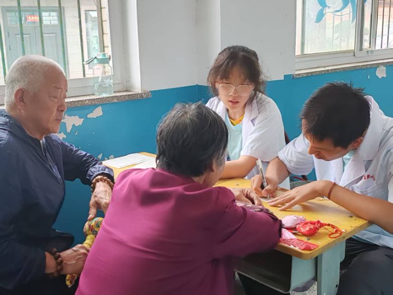 定格幸福瞬間 守護桑榆健康  ——山西中醫藥大學“青助健康”實踐隊赴古交市營立