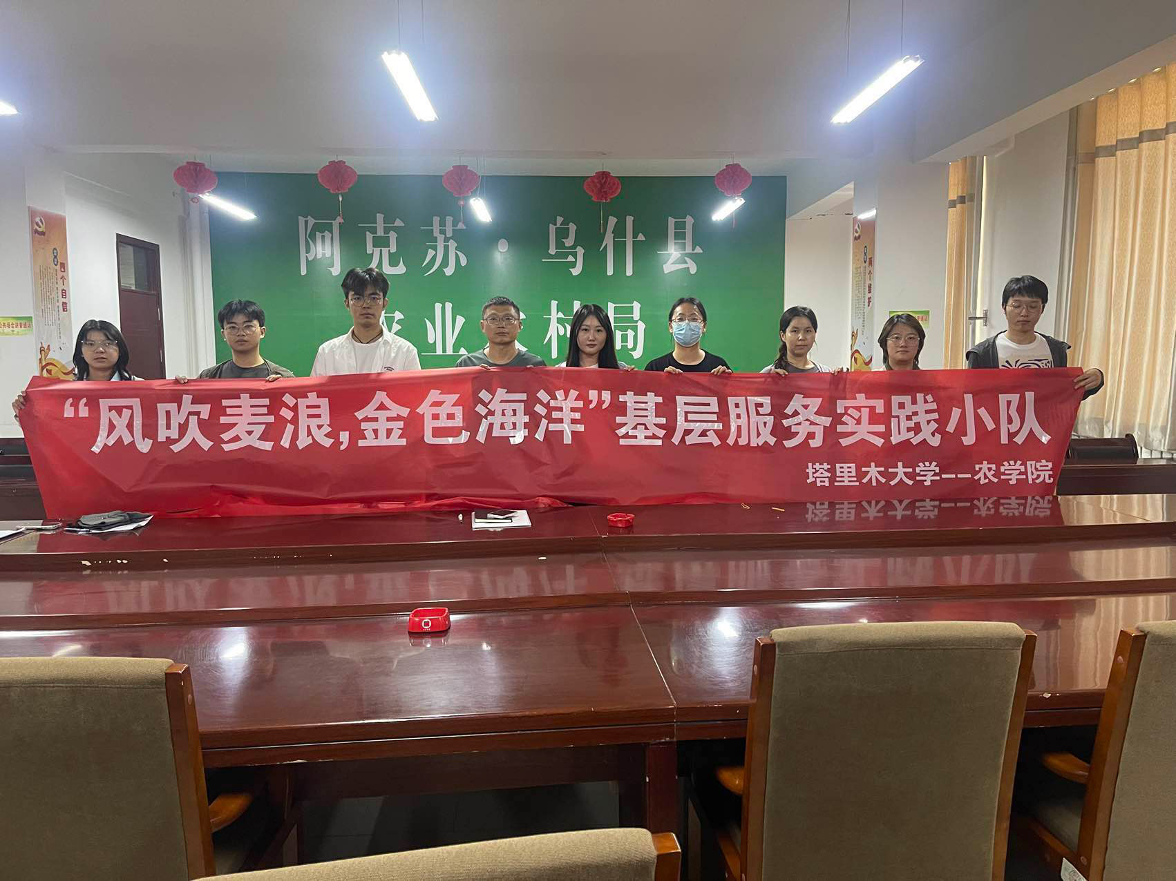 走基層，入鄉(xiāng)田，愛農(nóng)助農(nóng)為人民（一）