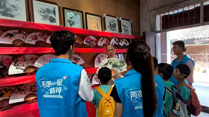 桂林航空工業學院實踐隊探訪陽朔莫氏扇藝坊 賦能非遺畫扇傳承