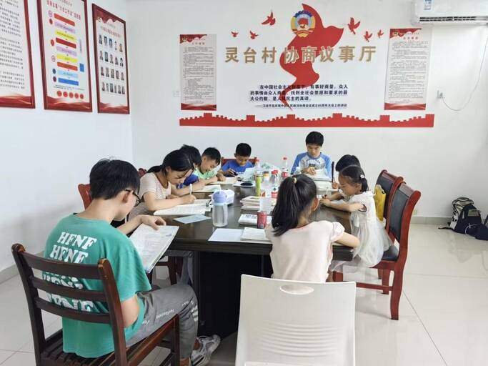 巢湖學院數(shù)學與大數(shù)據(jù)學院赴同大鎮(zhèn)“一老一小”教育關(guān)愛服務(wù)團走進廬江縣同大鎮(zhèn)靈臺、劉墩、魏蕩三村開展“守護童心 一同長大”公益暑托班