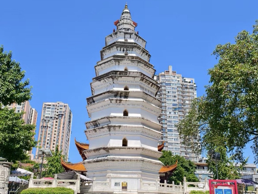 鐘鼓白塔映江陽，古今交匯在瀘州