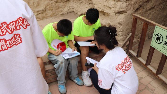 實(shí)踐團(tuán)成員在交河故城開(kāi)展問(wèn)卷調(diào)查工作