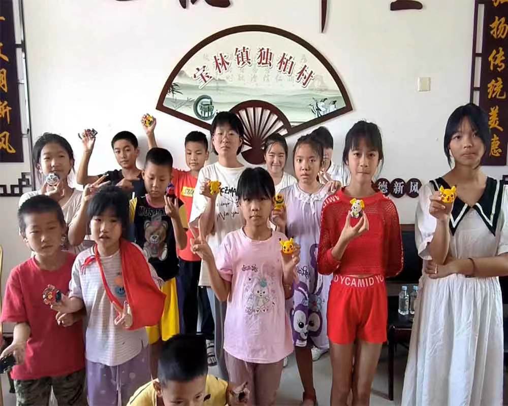 成都錦城學院三下鄉(xiāng)：彩筆描繪精彩生活，色彩涂出美好未來