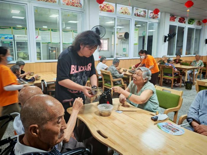 　青春力量暖夕陽傳遞溫情暖人心