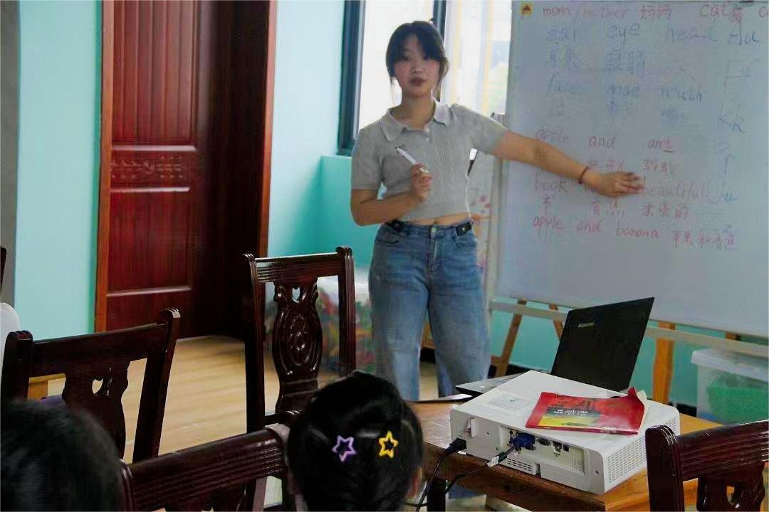 春風化雨，夢啟英語 ——武漢紡織大學外經貿學院學子“三下鄉”開展英語課程特色教學活動