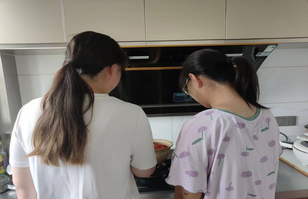 泰州學(xué)院學(xué)子進(jìn)社區(qū)開展中醫(yī)藥文化推廣活動(dòng)