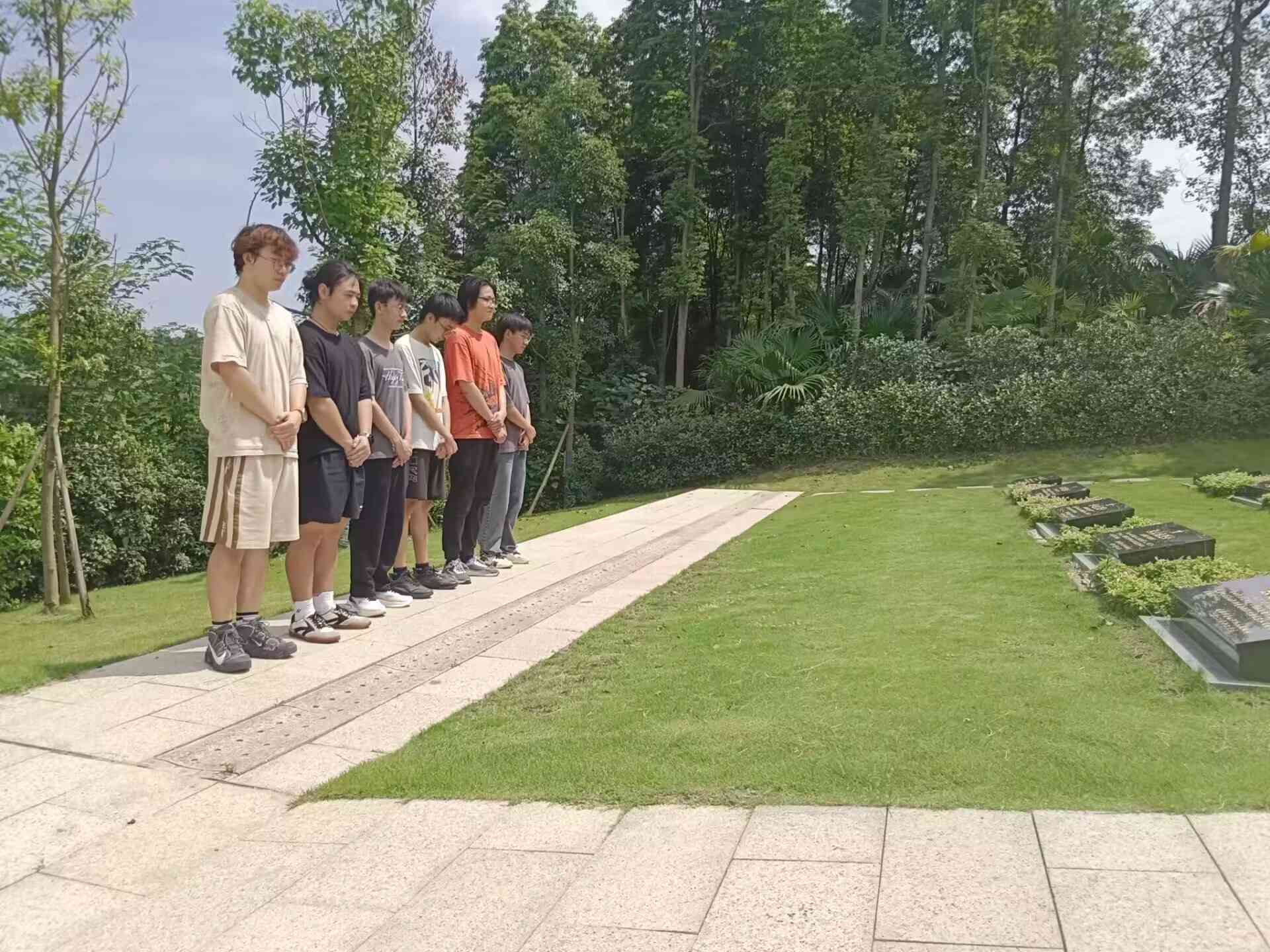 銘記革命烈士，弘揚愛國精神——電氣信息學院赴青白江區英烈紀念園開展三下鄉實踐活動