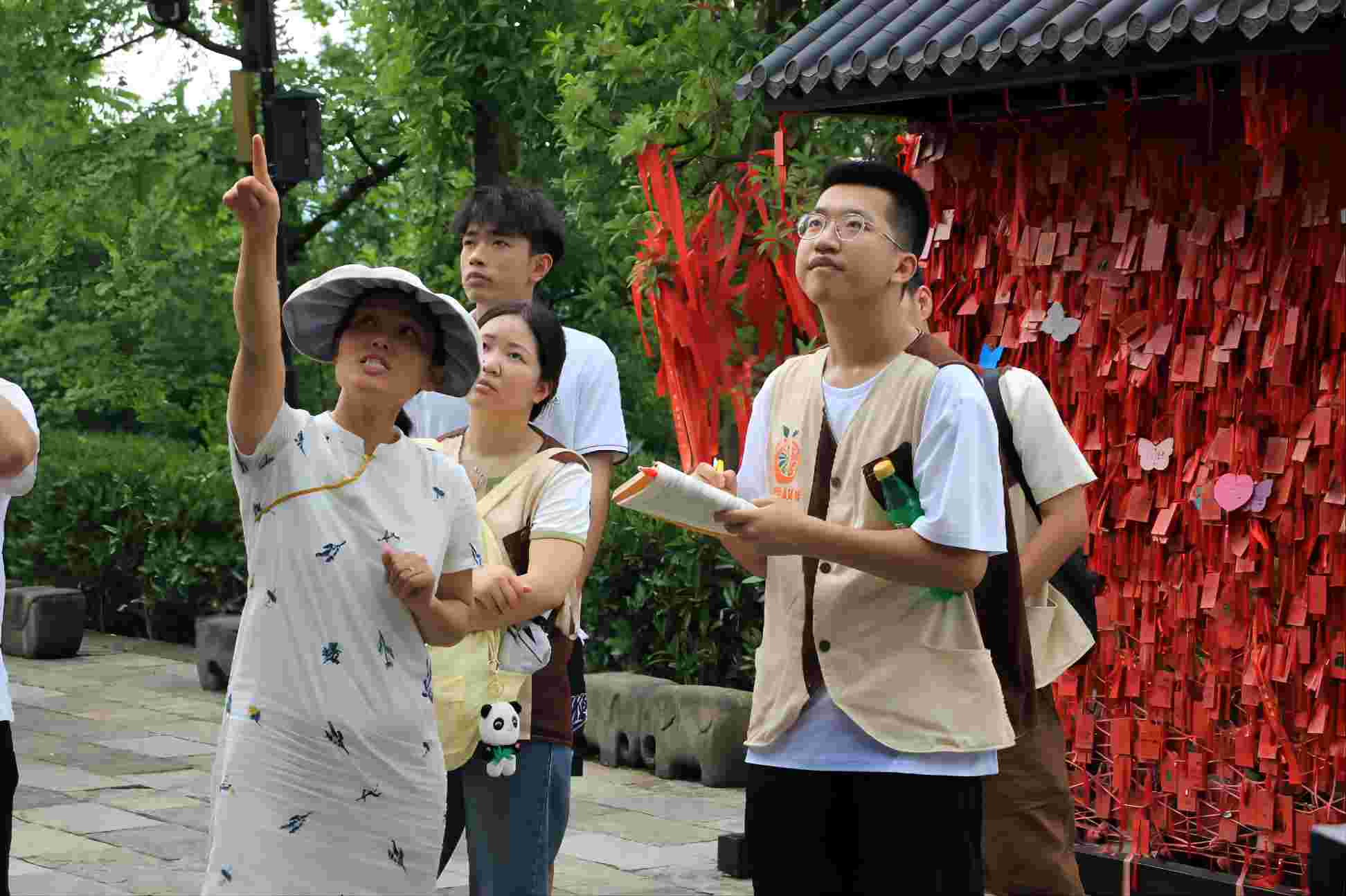 東湖學(xué)子三下鄉(xiāng)：小橙故事社會實踐隊走進(jìn)屈原故里，了解當(dāng)?shù)厍幕?></a></li></ul>
<ul class=