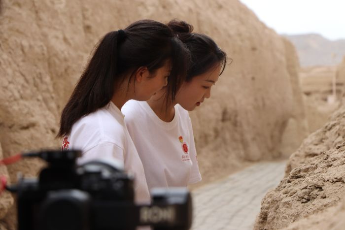 實(shí)踐團(tuán)成員在交河故城遺址內(nèi)進(jìn)行墻壁特寫(xiě)補(bǔ)拍