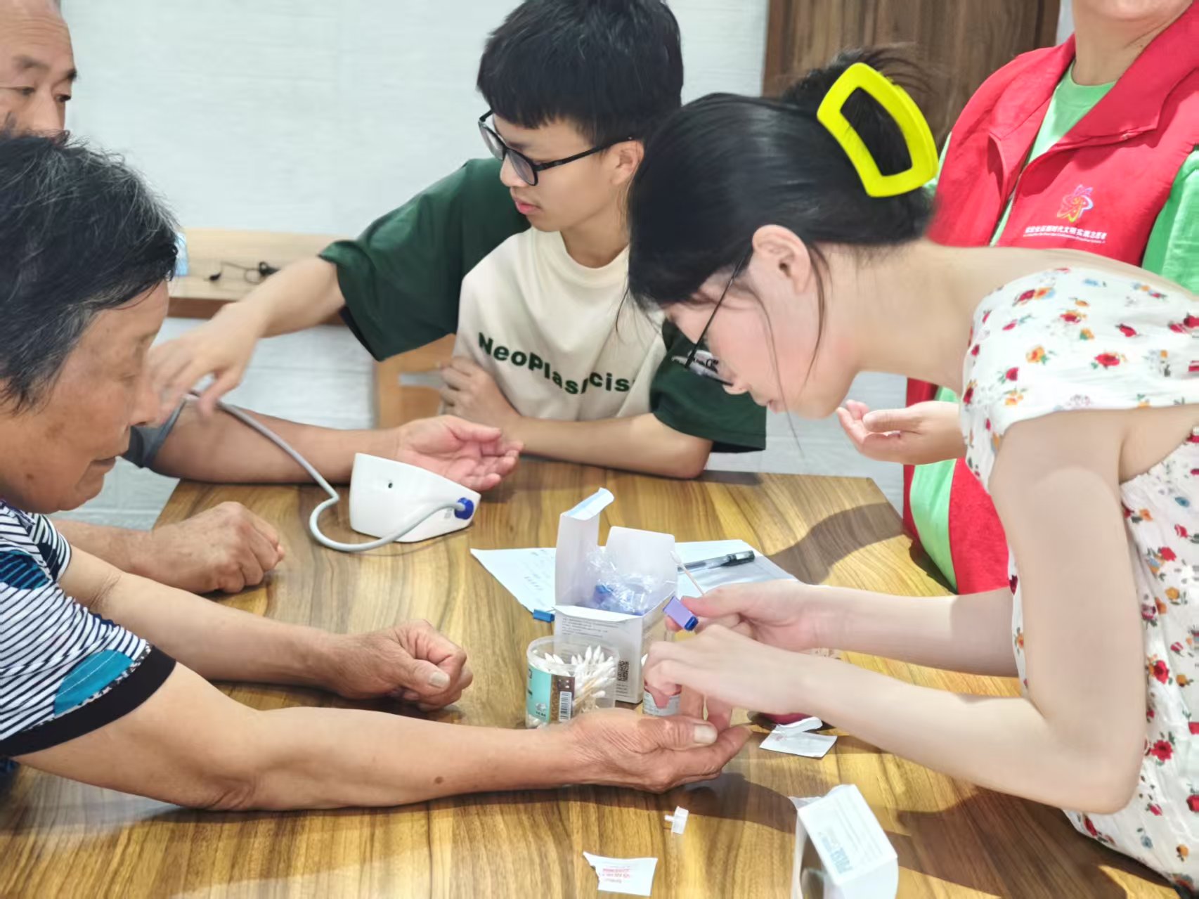 暑期助老不停步 南航 “青衿暖夕，助老先鋒” 實踐團走進南京多社區送關懷