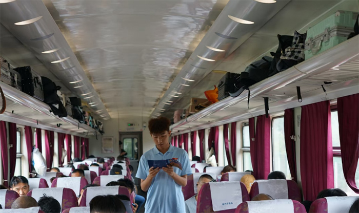 “鐵小匠”— 紅話筒宣講團｜渭南至寶雞的火車專列上宣講鐵道兵精神