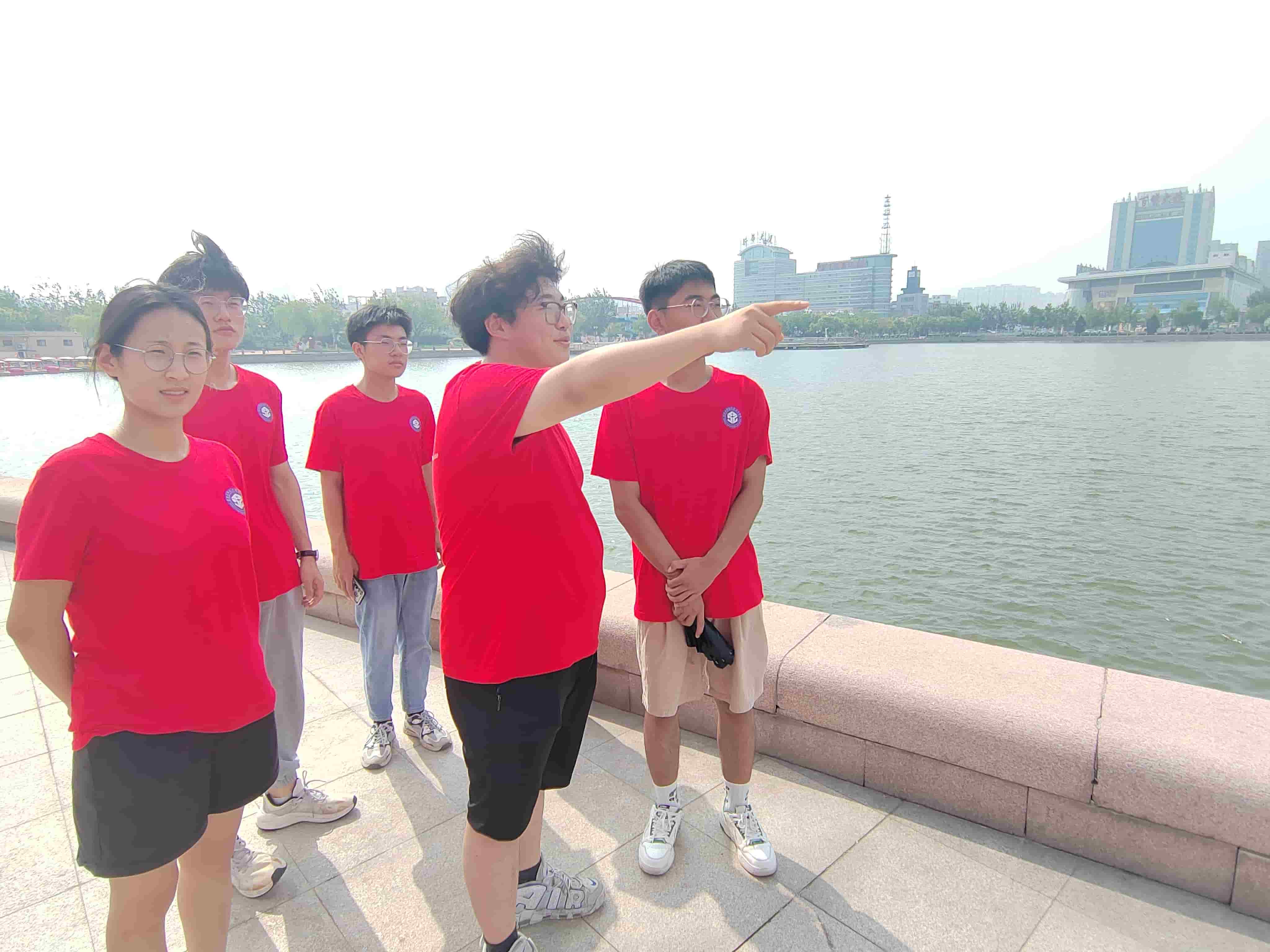 “青襟數(shù)維·共護(hù)黃河”實(shí)踐團(tuán)赴德州明月湖景區(qū)調(diào)研黃河流域水系水文情況