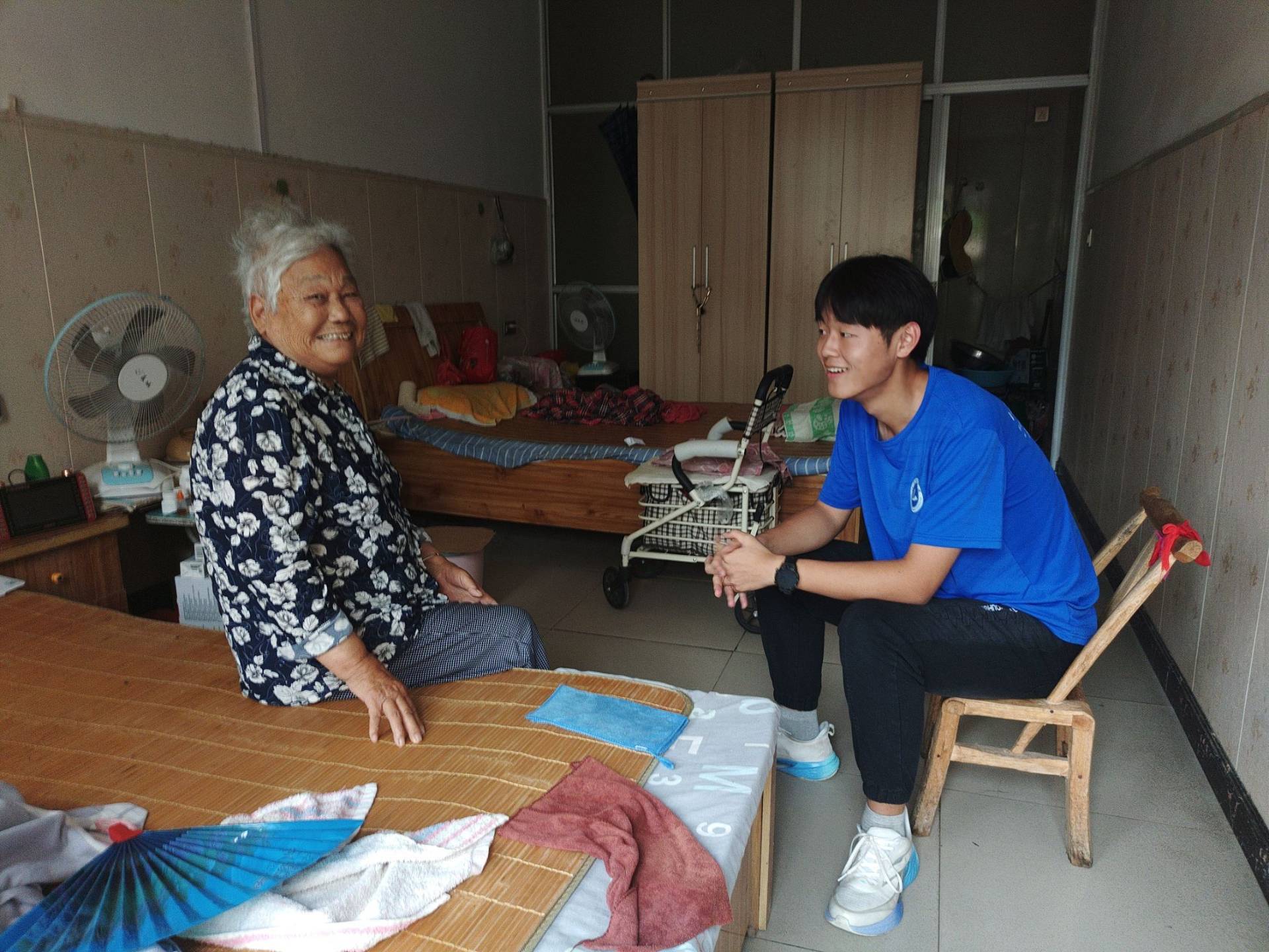 河南城建學院學子三下鄉：青春獻愛心，溫暖敬老行。