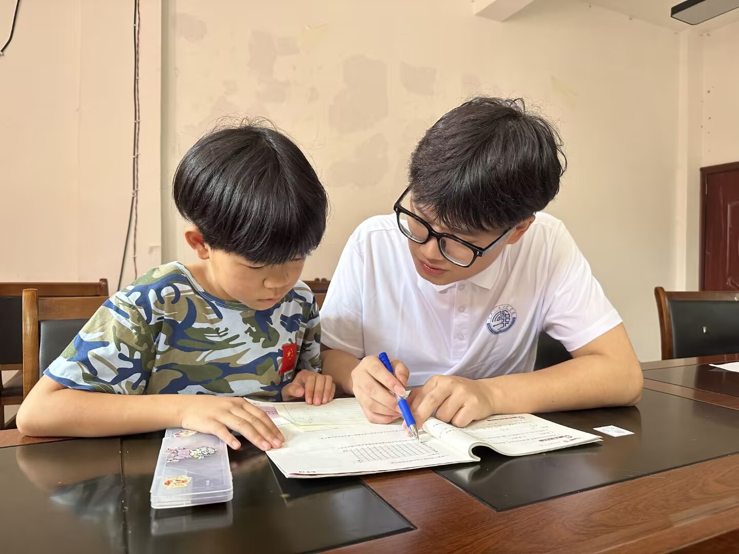 重慶人文科技學院“酉水華彩，匠韻承新”實踐團走進酉陽光明村：一對一課業輔導，點亮鄉