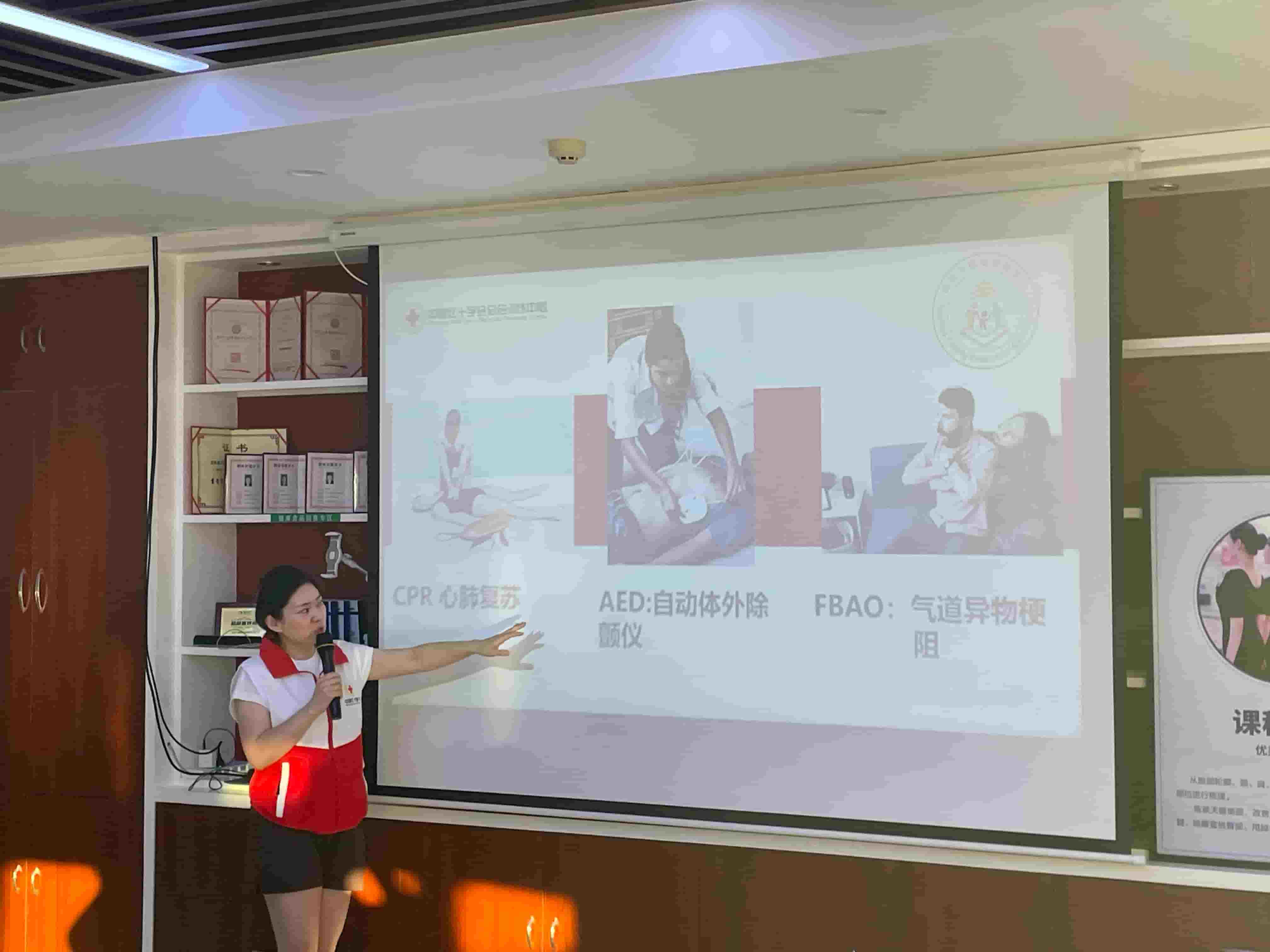 錦醫(yī)學(xué)子三下鄉(xiāng)：急救在身邊，安全伴我行