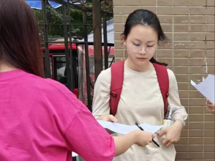 西南石油大學法學院暑期社會實踐隊青春助大運，宣講進課