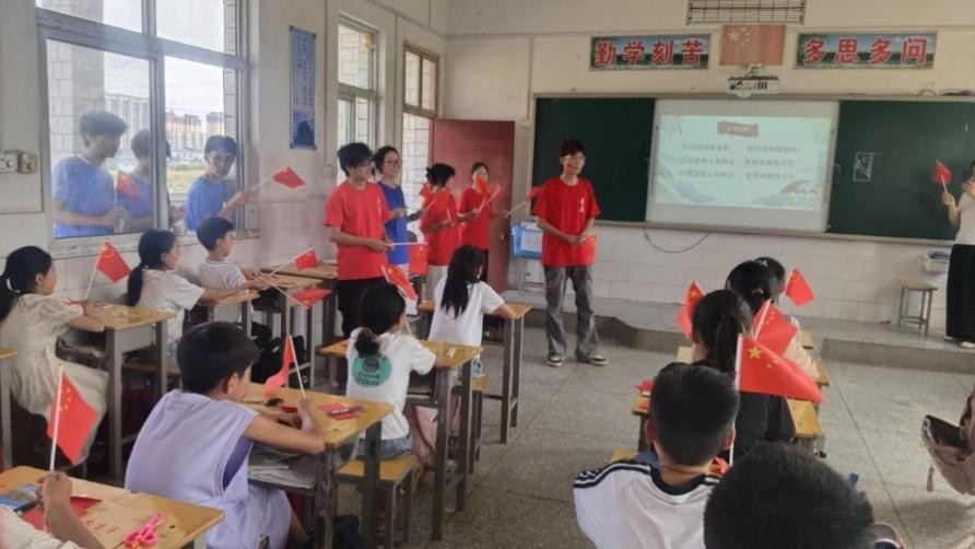 紅旗映童心 紅歌傳薪火