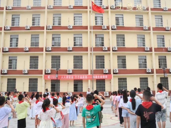 “云夢書韻揚軍魂，八一升旗育新人”武昌理工學院云夢書韻志愿服務隊開展八一建軍升旗儀式