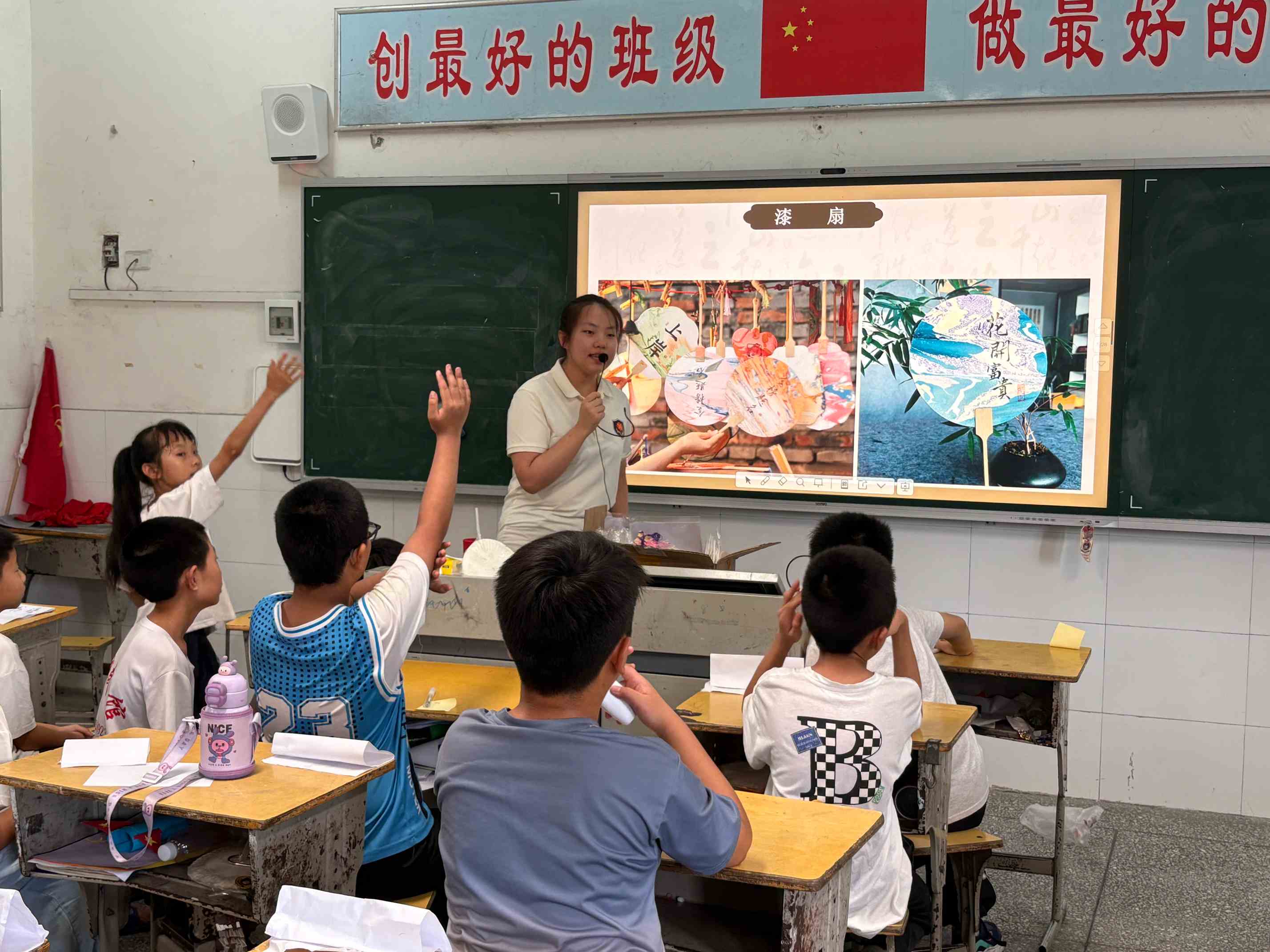 谷城茨河鎮暑期托管班：非遺進課堂 童心巧手繪漆扇