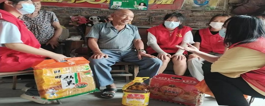 青年聆聽革命先輩援越抗美故事，紅色基因代代相傳