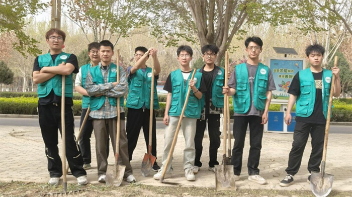 翻土除塵，傳遞關愛|“青禾筑夢，植愈時光”實踐團隊開展衛(wèi)生清潔服務