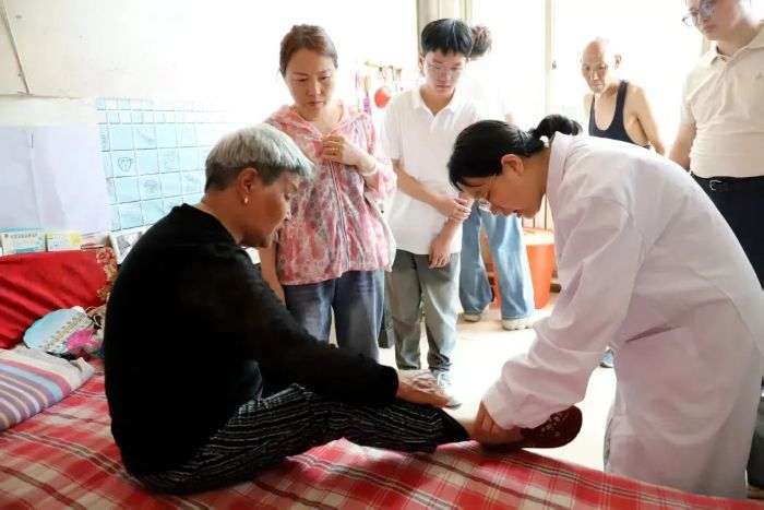 義診、導診、情景劇…… 長治醫學院第一臨床學院青年志愿者在長子縣人民醫院開展暖心實踐
