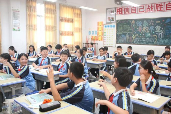 華南師大學子柏塘開講趣味化學用魔法課堂點燃科學夢想