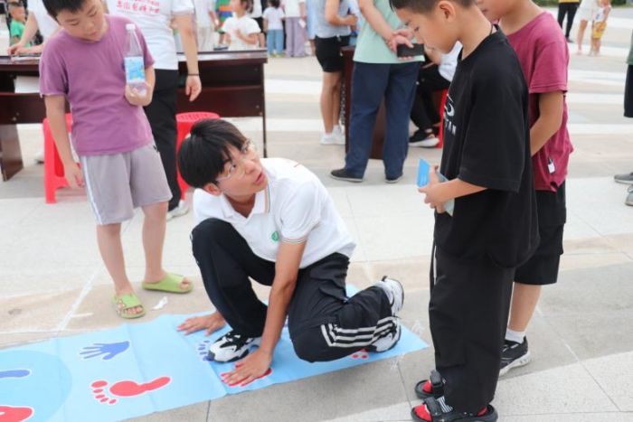 圖為實(shí)踐團(tuán)在當(dāng)?shù)丶t星廣場(chǎng)開展健康集市活動(dòng) 王玲攝