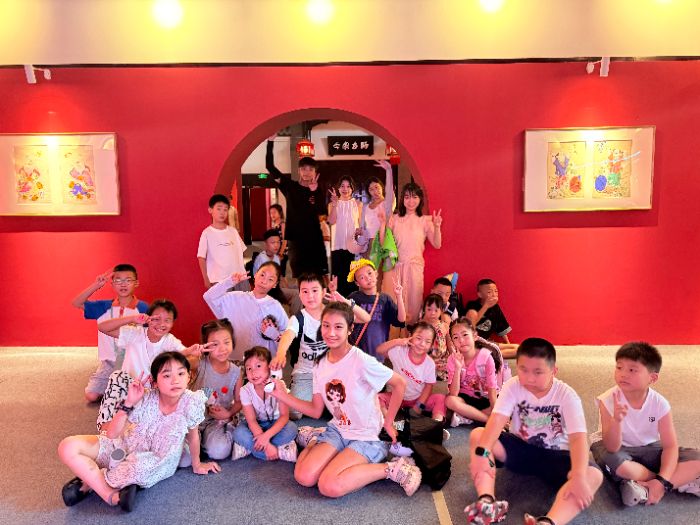 西南石油大學志愿者攜小朋友探秘年畫館，感受傳統文化魅力