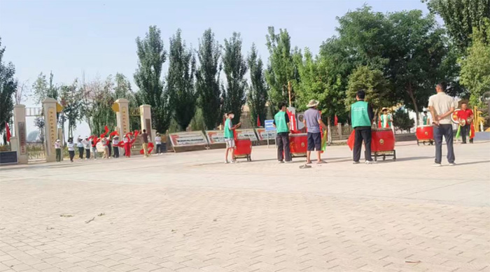 鼓聲震塘迎知青，秧歌蹁躚荷香里|藕然遇堿林實踐團參與迎賓儀式演出