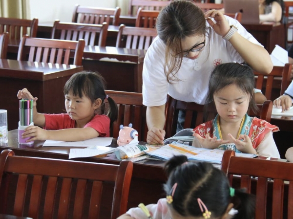 童聲紅韻育幼苗，妙筆丹青繪鄉韻——合肥大學“墨染橋隧·繪筑鄉韻”實踐團深耕韓莊村