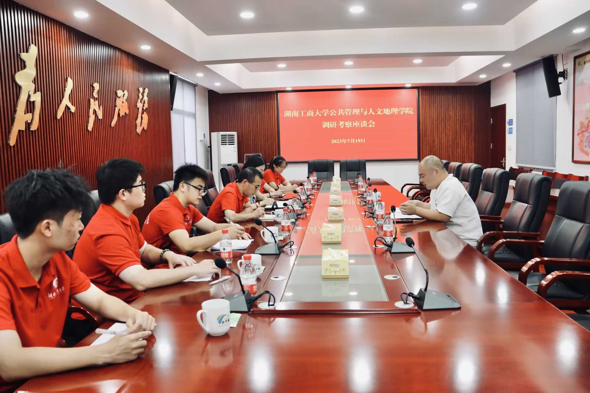 湖工商學子：桃紅柳綠簇春華 產業興盛盡日佳