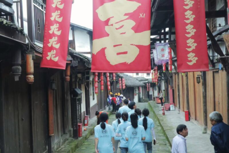 重慶外語外事學院學子三下鄉(xiāng)：承非遺陰米酥，繪豐盛輝煌篇