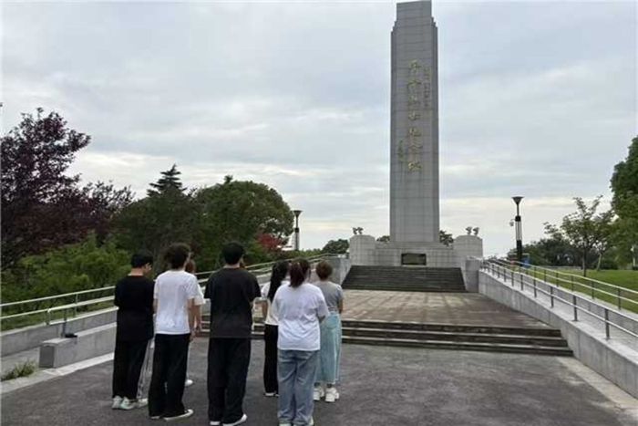 緬懷先烈遺志，汲取奮進力量 —— 泰州烈士陵園參觀活動