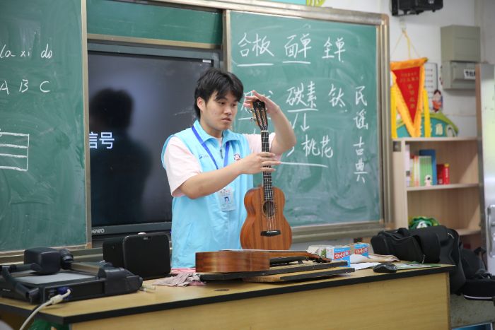 以愛為墨，書盡此行———廣州華商學院童心筑夢實踐團2025百千萬工程活動總結