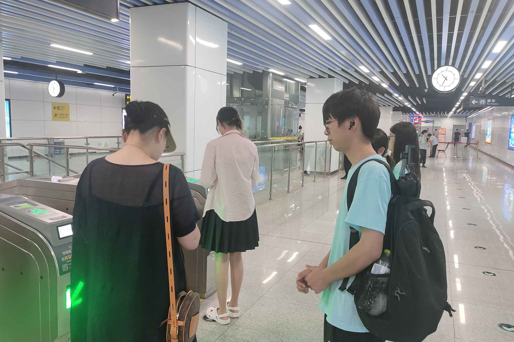 青島科技大學(xué)赴青島市“巡禮藍海情，筑夢文明行”文明旅游實踐團：文明足跡繪地鐵，旅游實踐頌新風(fēng)