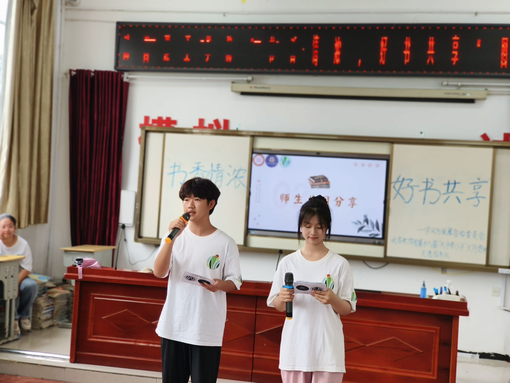 武昌理工學院三下鄉(xiāng)：書香情濃，好書共享