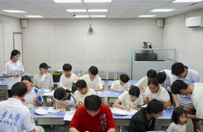 長安大學(xué)赴河南洛陽“心光耀豫 青春同行”暑期實踐隊  在樊村初中開展青少年心理團(tuán)輔活動