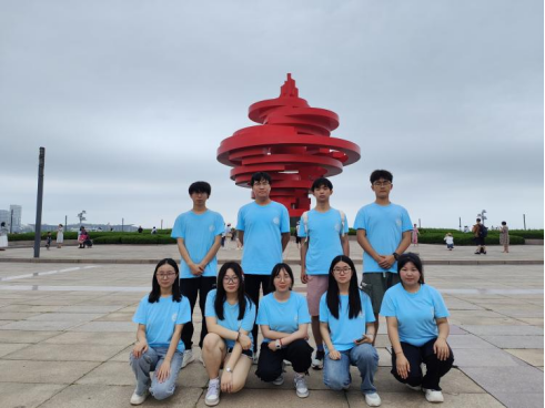 青島科技大學(xué)赴青島市“巡禮藍海情，筑夢文明行”文明旅游實踐團隊赴五四廣場、小麥島、棧橋參觀——文明出行， 一路潔凈